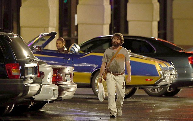 Ζακ Γαλιφιανάκης- Του φόρεσαν ντε και καλά ψεύτικη μπυροκοιλιά [εικόνες]  | iefimerida.gr 2