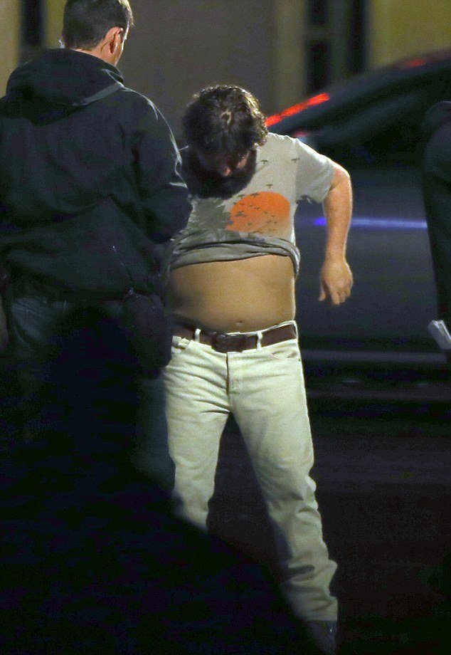 Ζακ Γαλιφιανάκης- Του φόρεσαν ντε και καλά ψεύτικη μπυροκοιλιά [εικόνες]  | iefimerida.gr 1