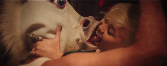 Η Μάιλι Σάιρους σε προκλητικό βιντεοκλιπ [εικόνες+βίντεο]  | iefimerida.gr 0