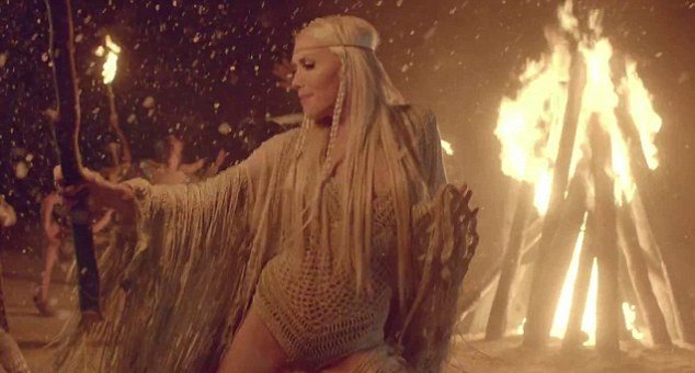 Αυτό είναι το βίντεο με την Γκουέν Στέφανι ως προκλητική Ινδιάνα που απαγορεύτηκε [εικόνες+βίντεο]  | iefimerida.gr 2