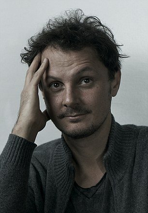 Εντελώς τσίτσιδη πόζαρε για χάρη της τέχνης η 30χρονη Σιένα Μίλερ [εικόνα]  | iefimerida.gr 1