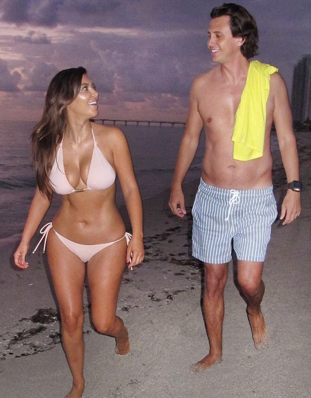 Η Καρντάσιαν ξύπνησε αξημέρωτα, φόρεσε fake tan και μπικίνι και βούτηξε στον ωκεανό [εικόνες] | iefimerida.gr 1