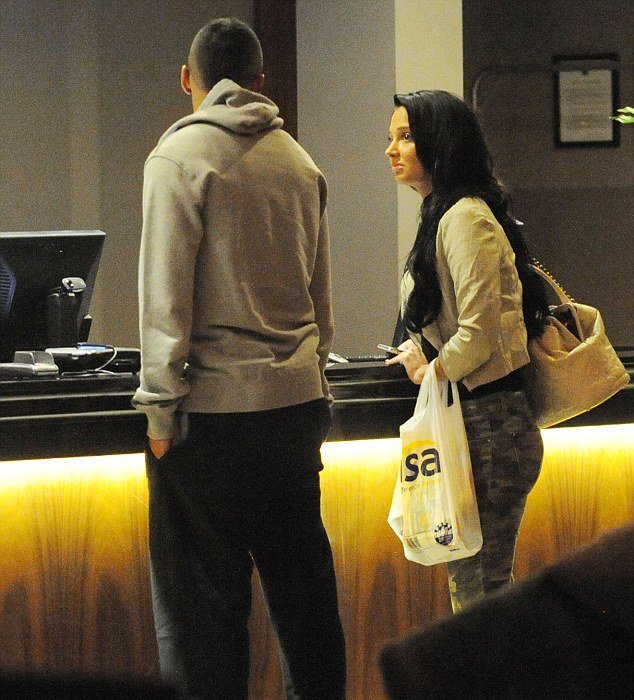 «Αντροχωρίστρα» αποκαλεί Ελληνίδα τραγουδίστρια η έγκυος φιλενάδα γνωστού ποδοσφαιριστή [εικόνες] | iefimerida.gr 1