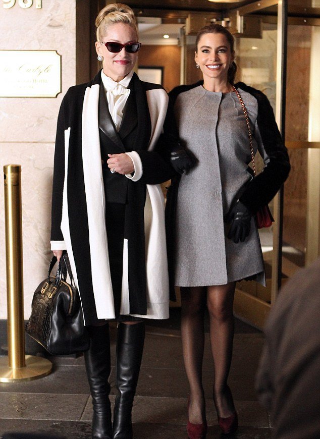 H Σάρον Στόουν είναι χαρούμενη, πηγαίνει για τρίο (με την Σοφία Βεργκάρα) [εικόνες]  | iefimerida.gr 1