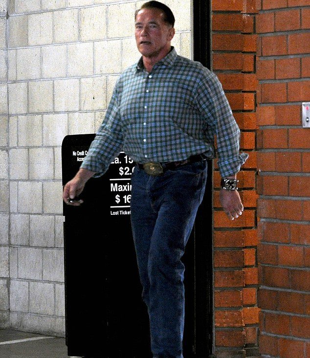 Ο Σβαρτζενέγκερ με «φλώρικο» κούρεμα και βαμμένο «κορακί» μαλλί [εικόνες]  | iefimerida.gr 0