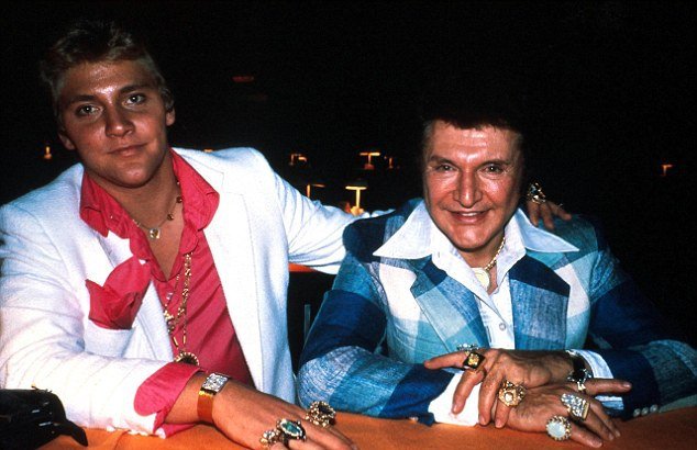 Ο Ματ Ντέιμον ιππεύει τον Μάικλ Ντάγκλας και δηλώνει: «φιλάει υπέροχα» [εικόνες] | iefimerida.gr 2