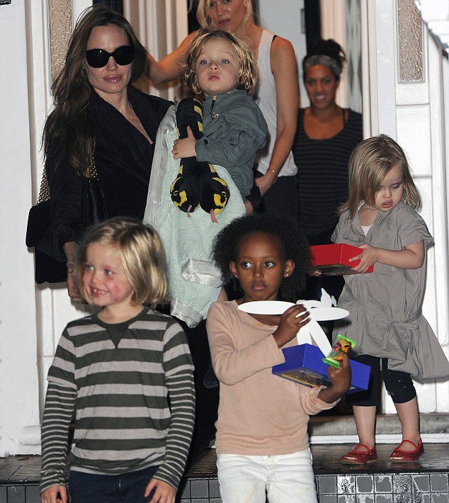 Ο μυστικός Χριστουγενιάτικος γάμος Πιτ-Τζολί στο ιδιωτικό νησί της Ντόνα Κάραν [εικόνες]  | iefimerida.gr 1