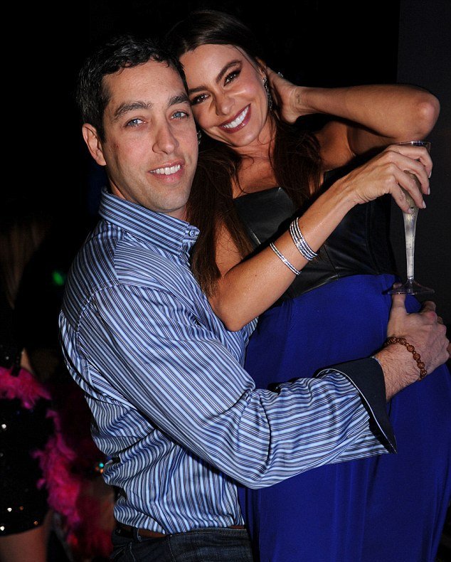 Ξύλο σε ρεβεγιόν για το υπερβολικά «φιλικό» μπούστο της Σοφίας Βεργκάρα [εικόνες]  | iefimerida.gr 1