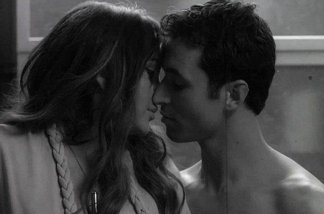 100 δολάρια την μέρα πήρε η Λίντσεϊ Λόχαν για να παίξει σε όργιο με τρεις ροζ σταρ [εικόνες+βίντεο]  | iefimerida.gr 0