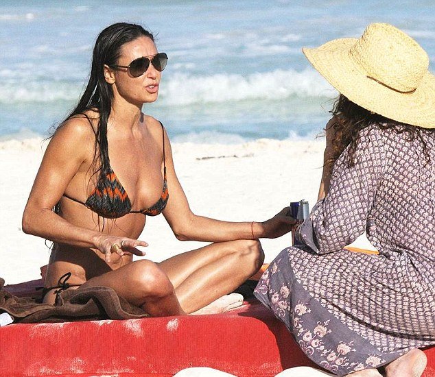 Η Ντέμι Μουρ παλιμπαιδίζει με γυμνασμένο μακρυμάλλη στην παραλία [εικόνες]  | iefimerida.gr 2