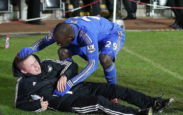 Ακριβοπληρωμένος σταρ της Τσέλσι κλωτσάει στα πλευρά το παιδί για τις μπάλες [βίντεο]  | iefimerida.gr 0