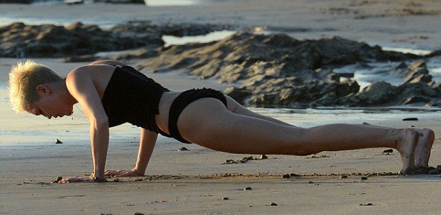 H Μάιλι Σάιρους κάνει γιόγκα στην παραλία-Το ίντερνετ παίρνει φωτιά [εικόνες]  | iefimerida.gr 3