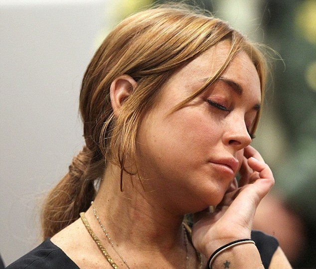 Απίστευτο-Η Λίντσεϊ Λόχαν κοιμήθηκε στο δικαστήριο [εικόνες]  | iefimerida.gr 1