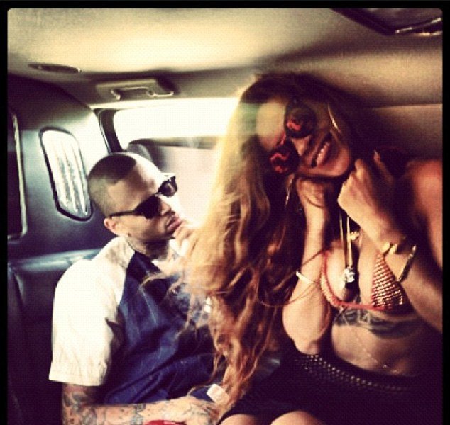 Πιο άσεμνη από ποτέ - Η διχτυωτή φούστα της Ριάνα που δεν κρύβει απολύτως τίποτα [εικόνες]  | iefimerida.gr 3