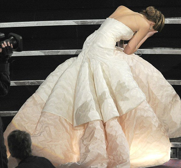 Σκόνταψε και έπεσε καθώς πήγαινε να παραλάβει το Οσκαρ [εικόνες+βίντεο]  | iefimerida.gr 1