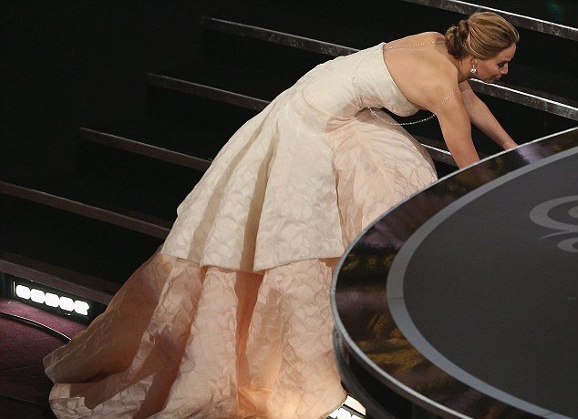 Σκόνταψε και έπεσε καθώς πήγαινε να παραλάβει το Οσκαρ [εικόνες+βίντεο]  | iefimerida.gr 2