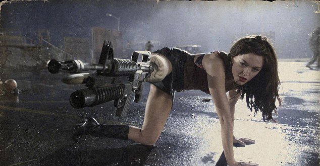 Σε οπλοπολυβόλο μετατράπηκε το στήθος της Σοφίας Βεργκάρα [εικόνες]  | iefimerida.gr 2