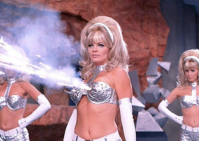 Σε οπλοπολυβόλο μετατράπηκε το στήθος της Σοφίας Βεργκάρα [εικόνες]  | iefimerida.gr 1