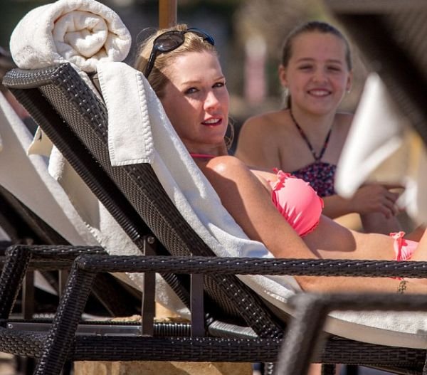 Η 41χρονη Κέλι του Beverly Hills 90210 με μπικίνι στο Μεξικό [εικόνες]  | iefimerida.gr 1