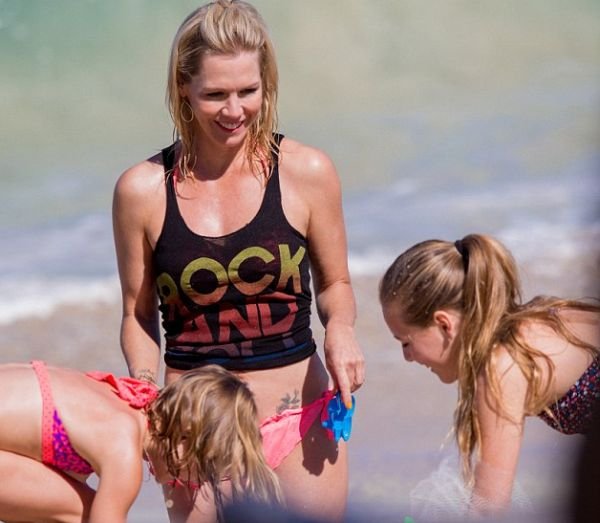 Η 41χρονη Κέλι του Beverly Hills 90210 με μπικίνι στο Μεξικό [εικόνες]  | iefimerida.gr 2