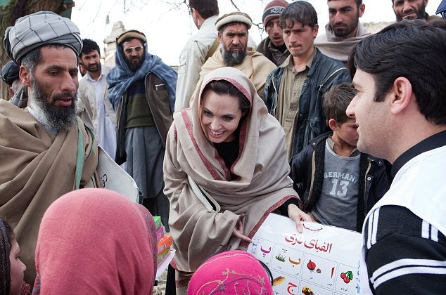 Αυτό είναι το σχολείο θηλέων που έχτισε η Αντζελίνα Τζολί στην Καμπούλ [εικόνες]  | iefimerida.gr 0