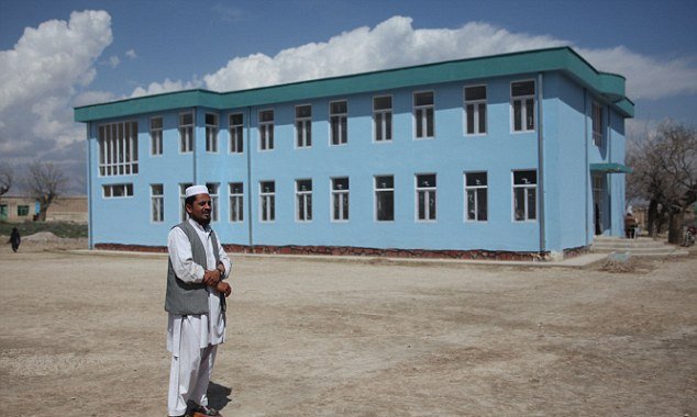 Αυτό είναι το σχολείο θηλέων που έχτισε η Αντζελίνα Τζολί στην Καμπούλ [εικόνες]  | iefimerida.gr 3