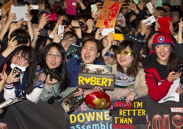 Γελάνε μαζί του - Ο Ρόμπερτ Ντάουνι Τζούνιορ με κατεβασμένο φερμουάρ [εικόνες]  | iefimerida.gr 3