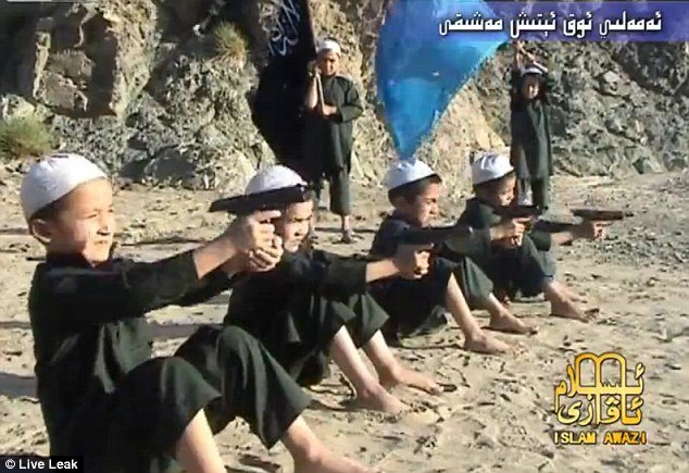 Πεντάχρονα παιδιά για μελλοντικές επιθέσεις εκπαιδεύει η Αλ Κάιντα [βίντεο, εικόνες] | iefimerida.gr 2