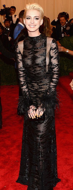 Πάλι τα ίδια-Με εκτεθειμένο το στήθος εμφανίσθηκε σε δεξίωση η Αν Χάθαγουεϊ [εικόνες]  | iefimerida.gr 0