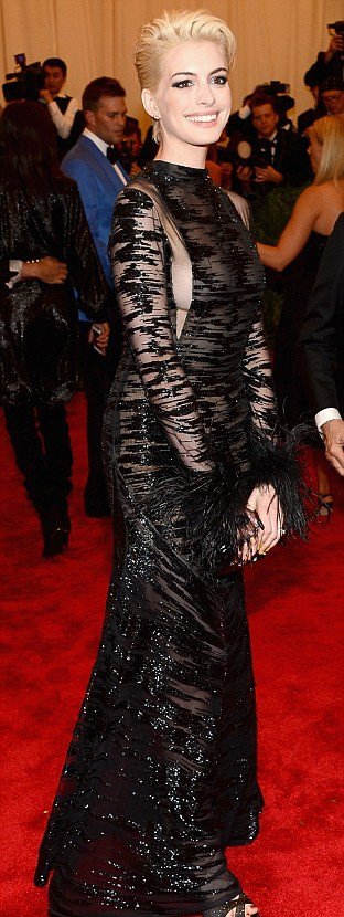 Πάλι τα ίδια-Με εκτεθειμένο το στήθος εμφανίσθηκε σε δεξίωση η Αν Χάθαγουεϊ [εικόνες]  | iefimerida.gr 1