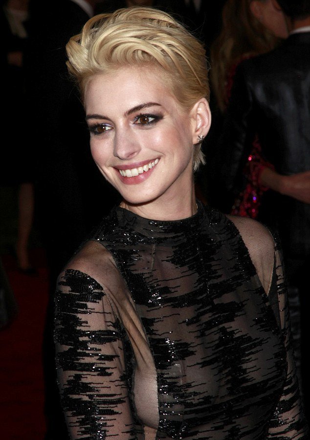 Πάλι τα ίδια-Με εκτεθειμένο το στήθος εμφανίσθηκε σε δεξίωση η Αν Χάθαγουεϊ [εικόνες]  | iefimerida.gr 2