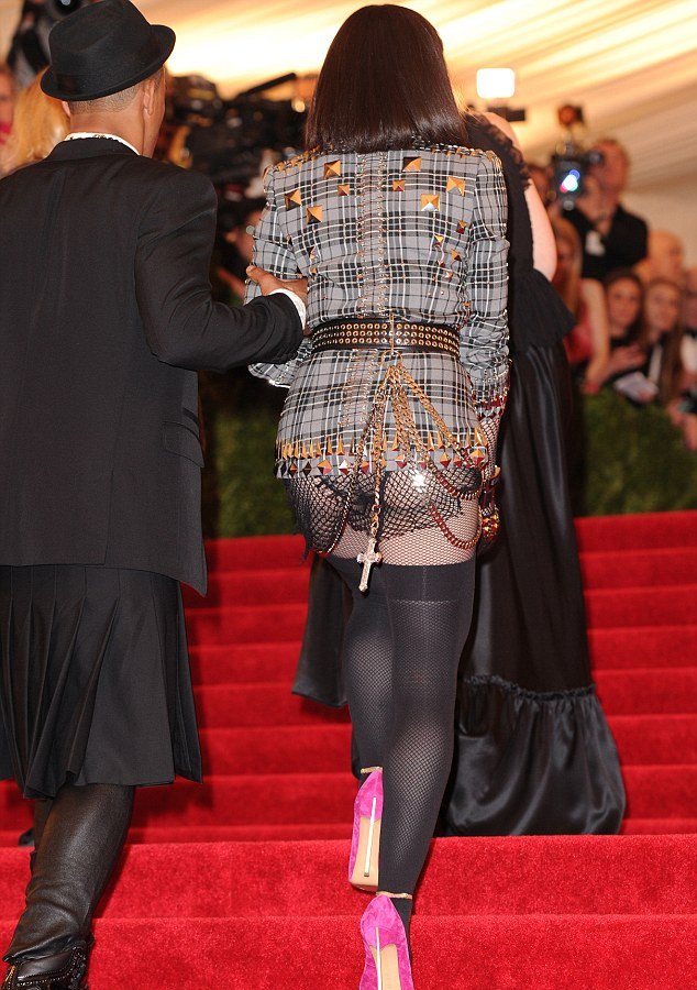 Γελάνε μαζί της-Η Μαντόνα με διακοσμητικό σταυρό στους γλουτούς [εικόνες]  | iefimerida.gr 3