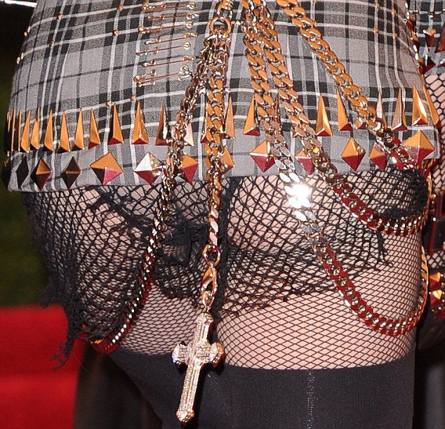 Γελάνε μαζί της-Η Μαντόνα με διακοσμητικό σταυρό στους γλουτούς [εικόνες]  | iefimerida.gr 4