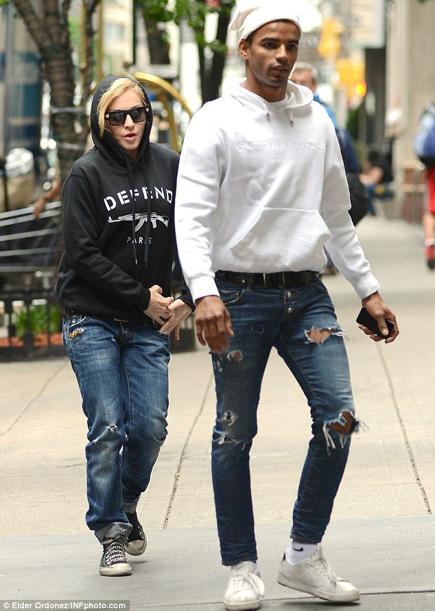 Ηοοdies: Τα φοράνε οι σταρ του Χόλιγουντ, ο Ρουπακιάς και άλλοι συλληφθέντες – Η μόδα πάει παντού [εικόνες] | iefimerida.gr 1