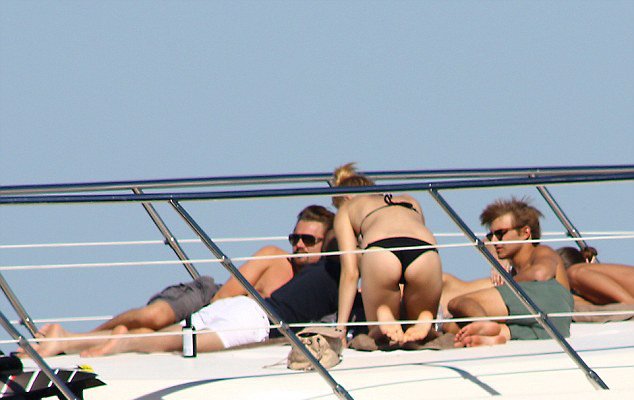 Ο Ντι Κάπριο χαλαρώνει σε ένα δανεικό γιοτ γεμάτο μοντέλα [εικόνες]  | iefimerida.gr 2