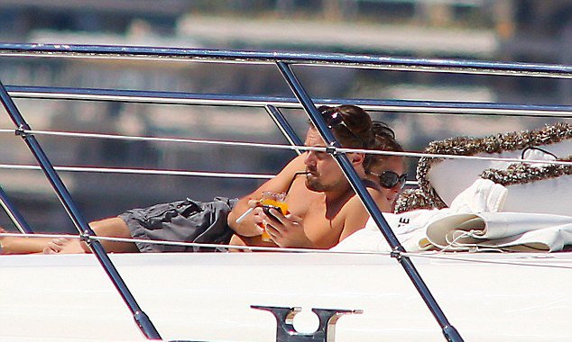 Ο Ντι Κάπριο χαλαρώνει σε ένα δανεικό γιοτ γεμάτο μοντέλα [εικόνες]  | iefimerida.gr 1