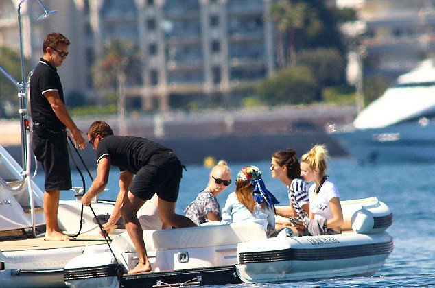 Ο Ντι Κάπριο χαλαρώνει σε ένα δανεικό γιοτ γεμάτο μοντέλα [εικόνες]  | iefimerida.gr 3