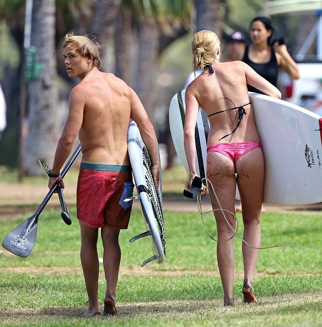 Η δίμετρη κόρη της Κιμ Μπάσιντζερ σκίζει τα κύματα και μοιράζει εγκεφαλικά στην Χαβάη [εικόνες]  | iefimerida.gr 4