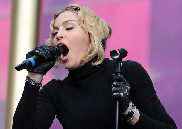 Ένα ολόκληρο στάδιο σχολιάζει το παραμορφωμένα πρησμένο πρόσωπο της Μαντόνα [εικόνες+βίντεο]  | iefimerida.gr 1