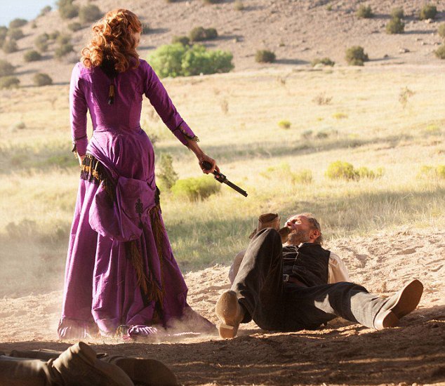 H ξανθιά σταρ του Mad Men στην πρώτη τόπλες σκηνή της [εικόνες+βίντεο]  | iefimerida.gr 0