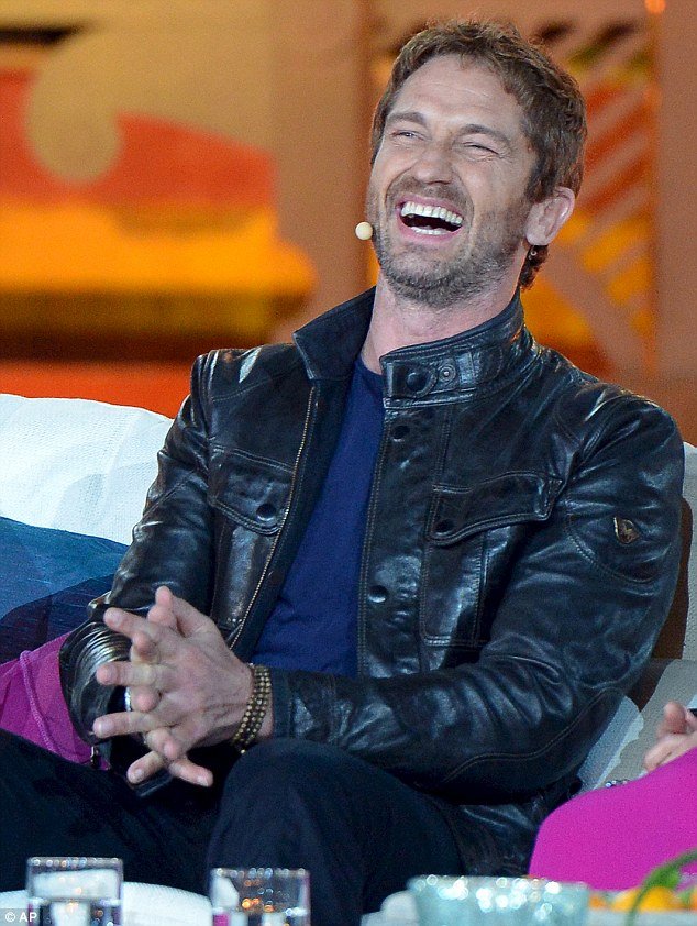 Το είπε και το έκανε: Μπροστά στις κάμερες ο Τζέραρντ Μπάτλερ γέμισε με πάγο το εσώρουχό του [εικόνες & βίντεο]  | iefimerida.gr 1