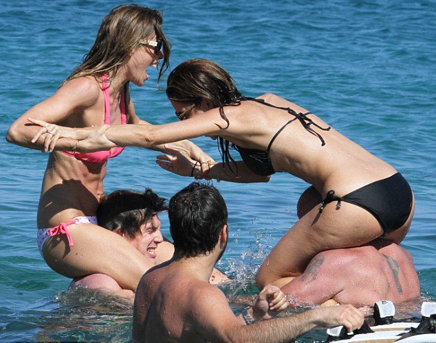 Οι «κοκορομαχίες» στην θάλασσα της Μαρία Μενούνος με την Χρουσαλά [εικόνες] | iefimerida.gr 4