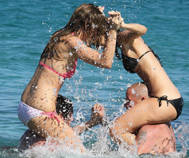 Οι «κοκορομαχίες» στην θάλασσα της Μαρία Μενούνος με την Χρουσαλά [εικόνες] | iefimerida.gr 3