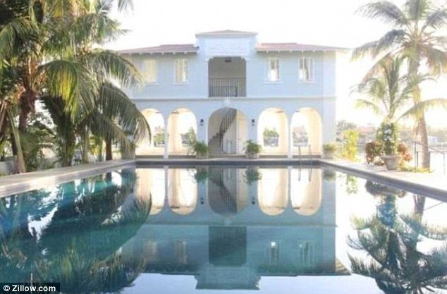 Πωλήθηκε έναντι 7.430.000 δολαρίων η μεγέθους γηπέδου έπαυλη του Αλ Καπόνε [εικόνες] | iefimerida.gr 0