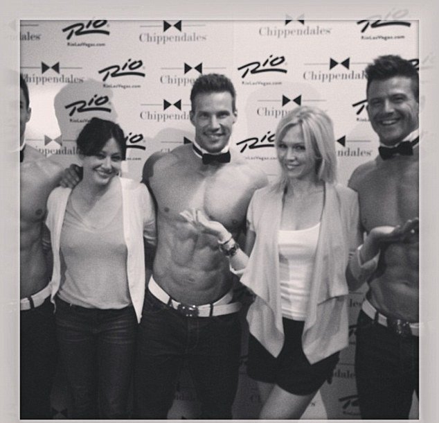 Στρίπερ έγινε ο Στιβ του Beverly Hills-Πήγαν να τον δουν οι Μπρέντα και Κέλι [εικόνες] | iefimerida.gr 2