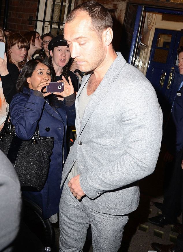 Επείγουσα μεταμόσχευση μαλλιών χρειάζεται ο Τζουντ Λο [εικόνες]  | iefimerida.gr 1