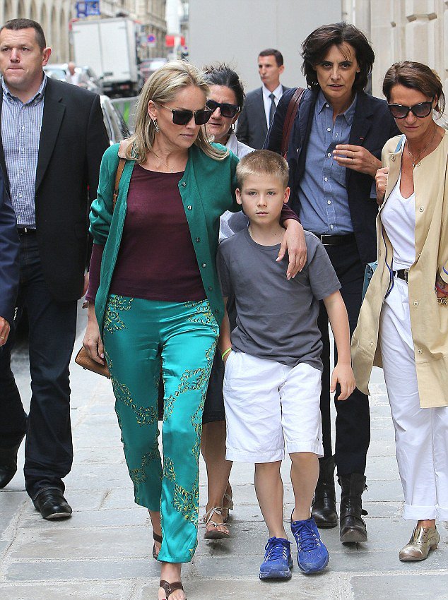 Χωρίς σουτιέν και με σιθρου μπλουζάκι η Σάρον Στόουν [εικόνες]  | iefimerida.gr 4