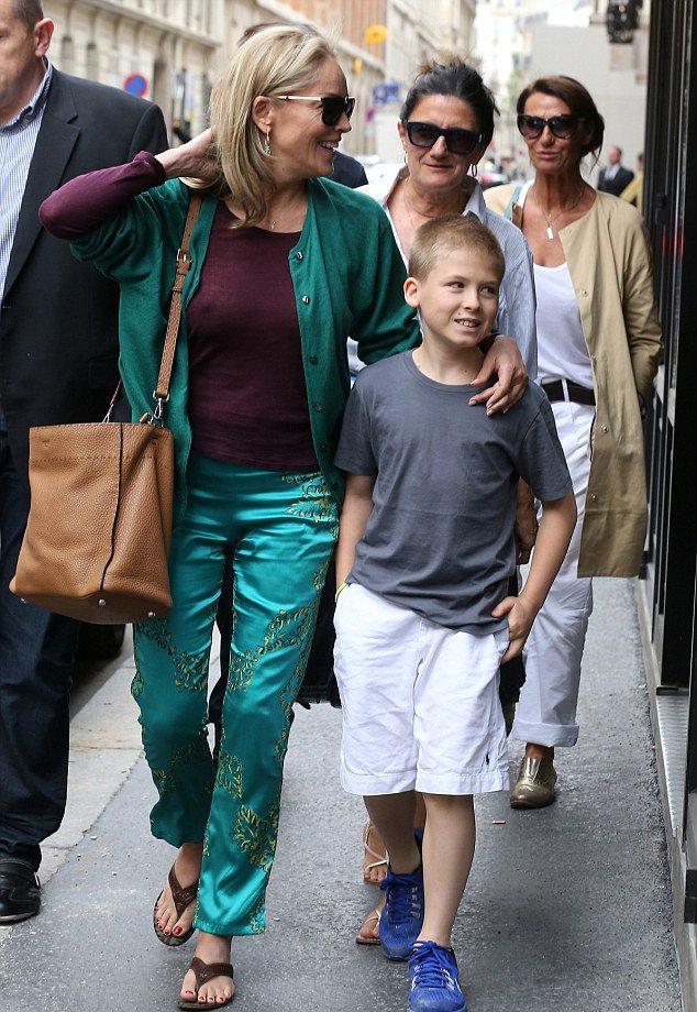 Χωρίς σουτιέν και με σιθρου μπλουζάκι η Σάρον Στόουν [εικόνες]  | iefimerida.gr 5