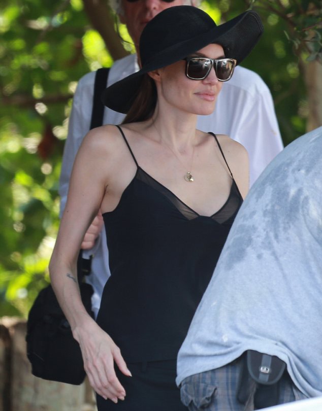 Με τοπ εμφανίσθηκε για πρώτη φορά η Αντζελίνα Τζολί μετά την μαστεκτομή [εικόνες]  | iefimerida.gr 3