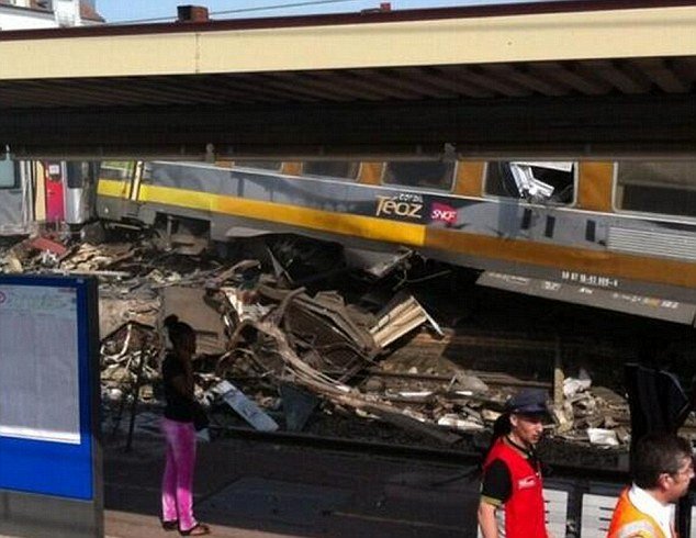 Εκτροχιασμός τρένου στο Παρίσι – Τουλάχιστον έξι νεκροί, δεκάδες τραυματίες και εγκλωβισμένοι [εικόνες] | iefimerida.gr 2